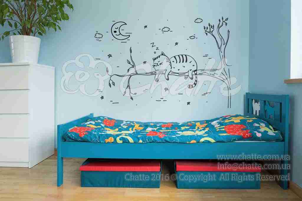 Виниловая наклейка на стену Ночные сны Томаса (кот спит на ветке)