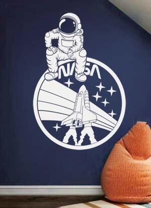 Дизайнерская наклейка на стену Космонавт (НАСА)