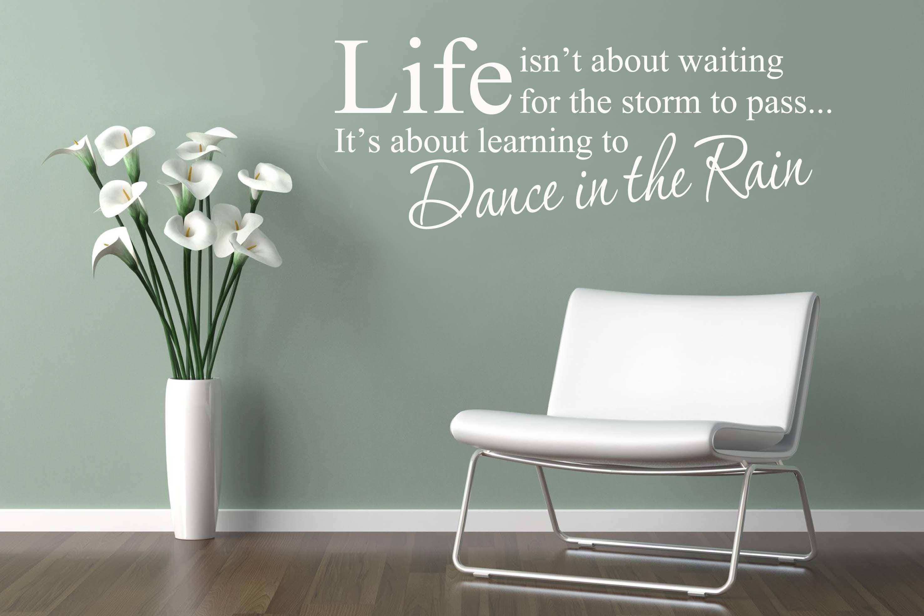 Виниловая наклейка на стену Танцуй под дождем