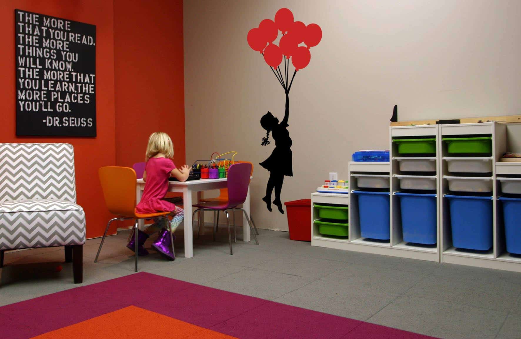 Дизайнерська наклейка на стіну Девочка с шариками (2 цвета)